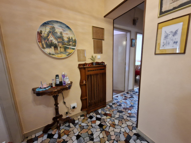 Quartiere San Carlo, una delle zone più servite di Padova. Appartamento trilocale di circa 82 mq....