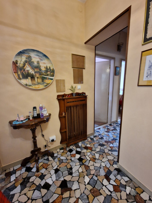 Quartiere San Carlo, una delle zone più servite di Padova. Appartamento trilocale di circa 82 mq....