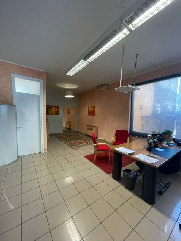 Mejaniga: VENDESI in zona di forte passaggio, strada principale, negozio/ ufficio al piano terra ...