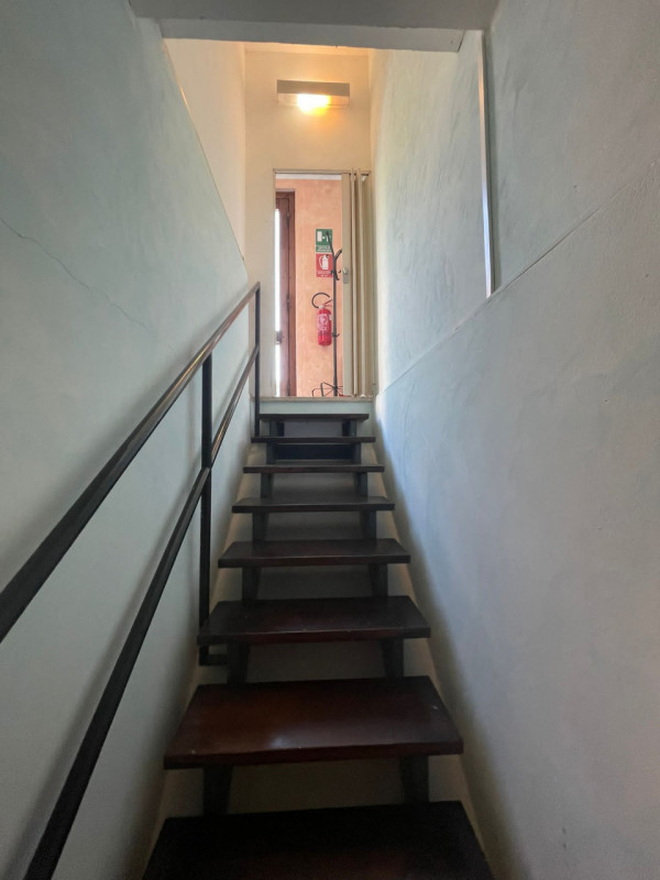 Mejaniga: VENDESI in zona di forte passaggio, strada principale, negozio/ ufficio al piano terra ...