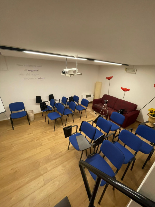 Mejaniga: VENDESI in zona di forte passaggio, strada principale, negozio/ ufficio al piano terra ...