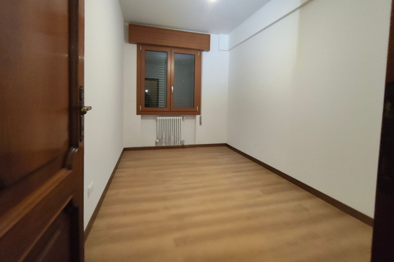 Proponiamo in affitto a Caselle di Selvazzano Dentro un appartamento al primo e ultimo piano, sen...