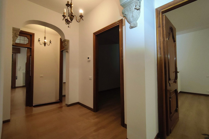 Proponiamo in affitto a Caselle di Selvazzano Dentro un appartamento al primo e ultimo piano, sen...