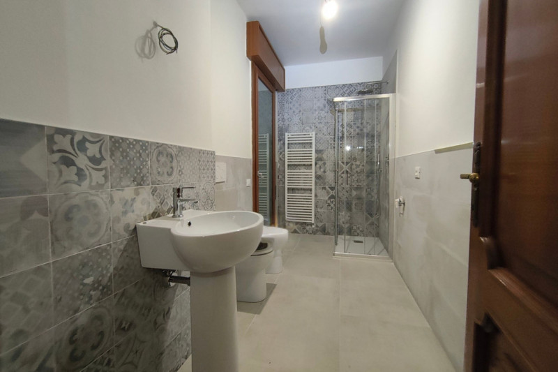 Proponiamo in affitto a Caselle di Selvazzano Dentro un appartamento al primo e ultimo piano, sen...