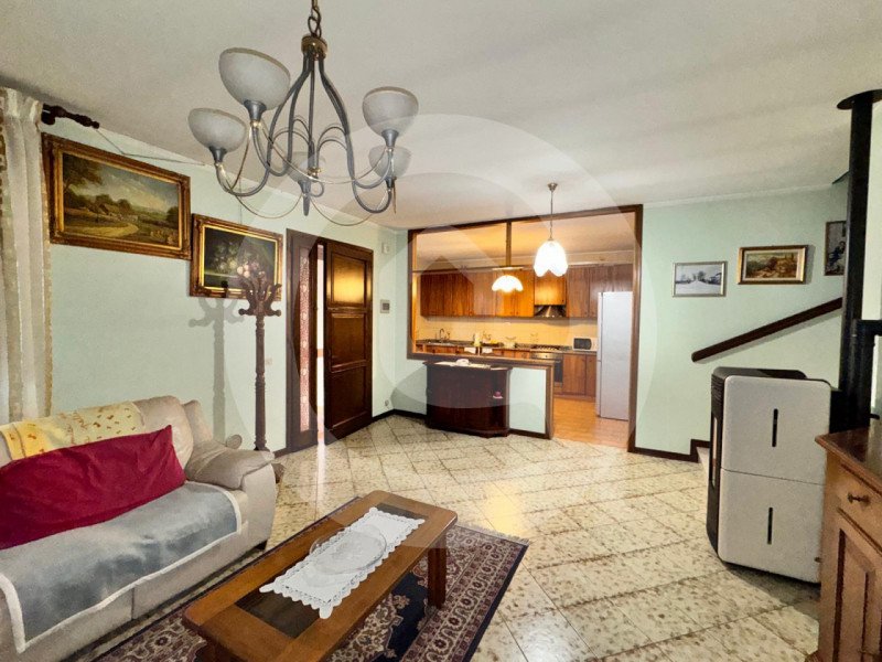 Proponiamo in vendita a Camposampiero una splendida bifamiliare degli anni '80, mantenuta in otti...