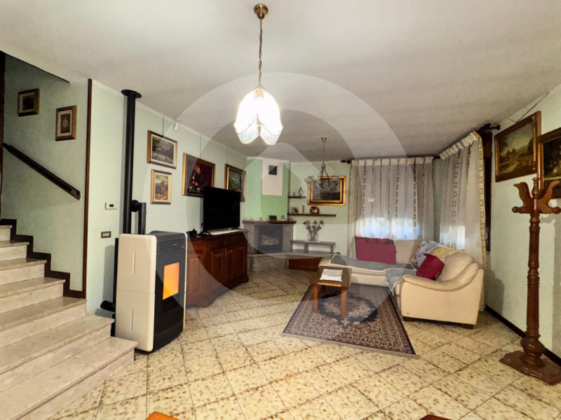 Proponiamo in vendita a Camposampiero una splendida bifamiliare degli anni '80, mantenuta in otti...