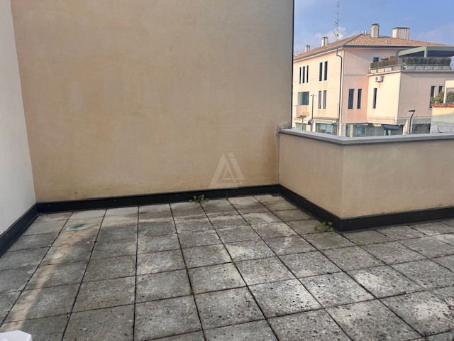 L'agenzia Iris propone in vendita un immobile situato nel centro storico di Castelfranco Veneto. ...