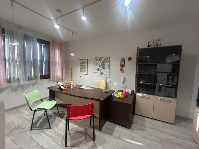 L'agenzia Iris propone in vendita un immobile situato nel centro storico di Castelfranco Veneto. ...