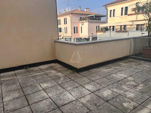 L'agenzia Iris propone in vendita un immobile situato nel centro storico di Castelfranco Veneto. ...