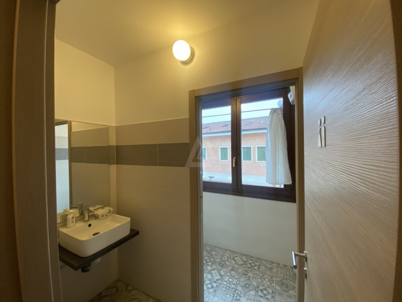 L'agenzia Iris propone in vendita un immobile situato nel centro storico di Castelfranco Veneto. ...
