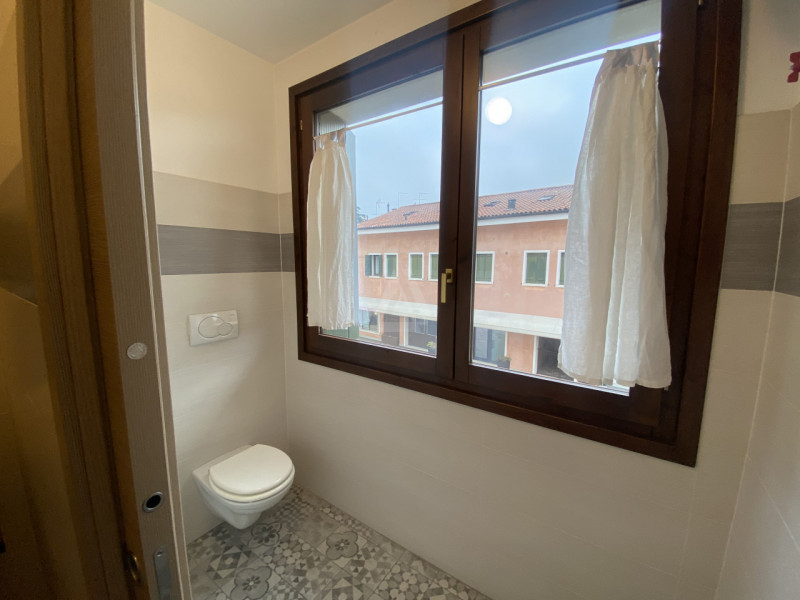 L'agenzia Iris propone in vendita un immobile situato nel centro storico di Castelfranco Veneto. ...