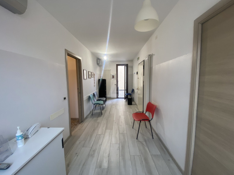 L'agenzia Iris propone in vendita un immobile situato nel centro storico di Castelfranco Veneto. ...
