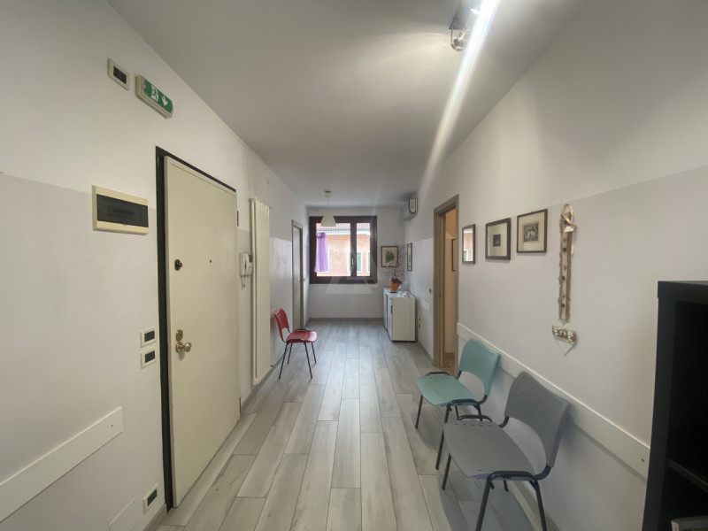 L'agenzia Iris propone in vendita un immobile situato nel centro storico di Castelfranco Veneto. ...