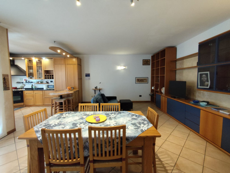 Scopri questo luminoso e spazioso appartamento pentalocale situato nella rinomata zona di San Mar...