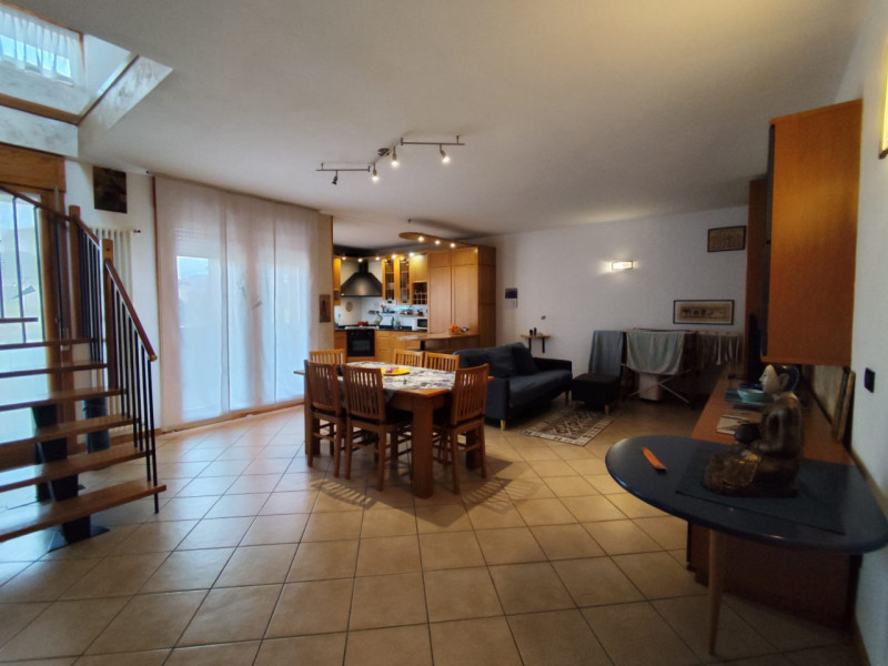 Scopri questo luminoso e spazioso appartamento pentalocale situato nella rinomata zona di San Mar...