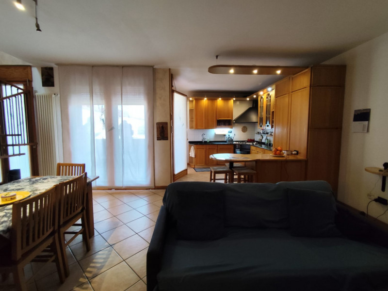 Scopri questo luminoso e spazioso appartamento pentalocale situato nella rinomata zona di San Mar...