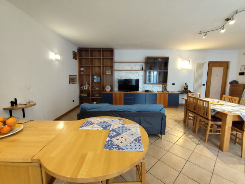 Scopri questo luminoso e spazioso appartamento pentalocale situato nella rinomata zona di San Mar...