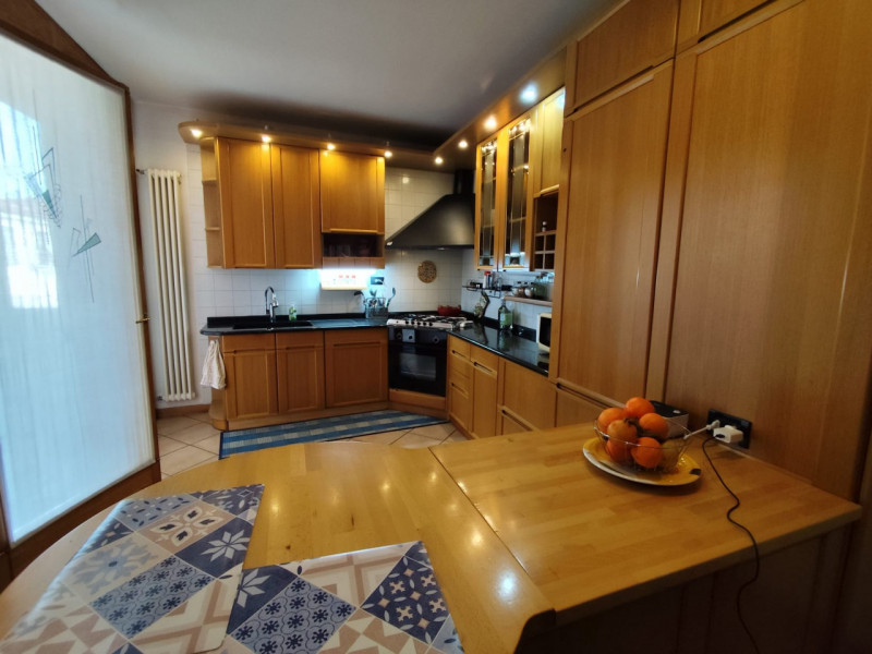 Scopri questo luminoso e spazioso appartamento pentalocale situato nella rinomata zona di San Mar...