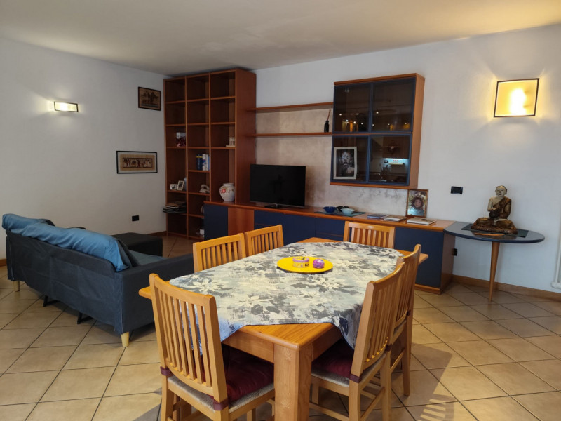 Scopri questo luminoso e spazioso appartamento pentalocale situato nella rinomata zona di San Mar...