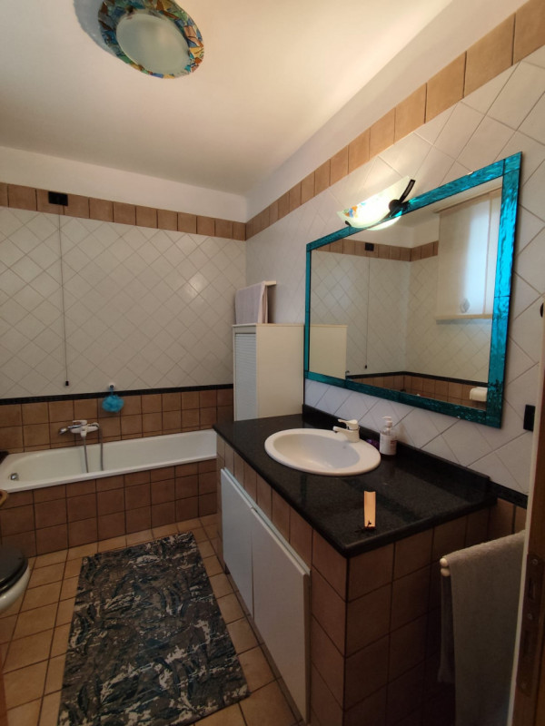 Scopri questo luminoso e spazioso appartamento pentalocale situato nella rinomata zona di San Mar...