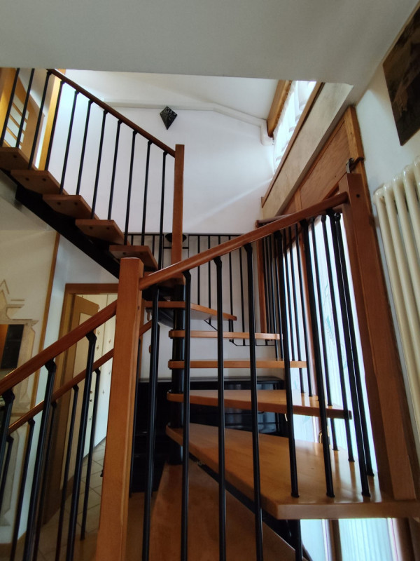 Scopri questo luminoso e spazioso appartamento pentalocale situato nella rinomata zona di San Mar...