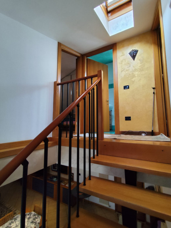 Scopri questo luminoso e spazioso appartamento pentalocale situato nella rinomata zona di San Mar...