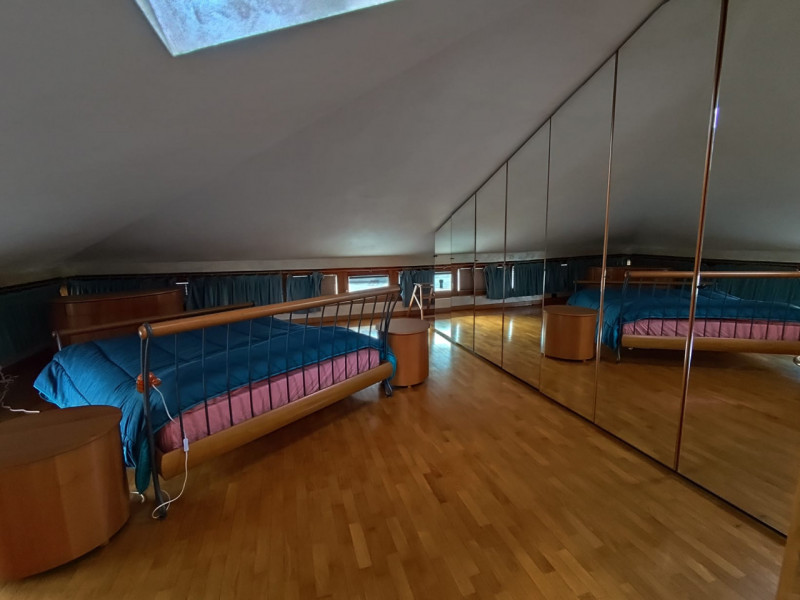 Scopri questo luminoso e spazioso appartamento pentalocale situato nella rinomata zona di San Mar...