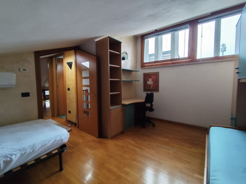 Scopri questo luminoso e spazioso appartamento pentalocale situato nella rinomata zona di San Mar...