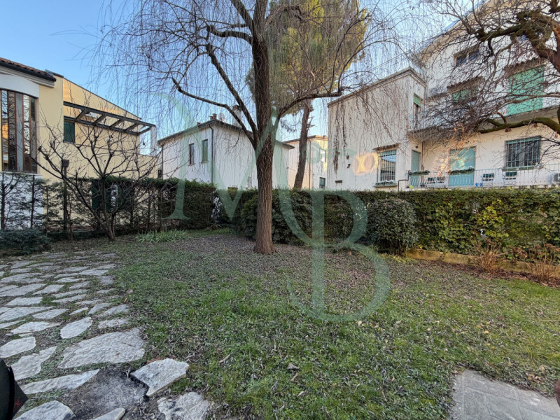 PADOVA - MADONNA PELLEGRINA: Immobiliare MB è lieta di proporre una casa che sorprende già dal pr...