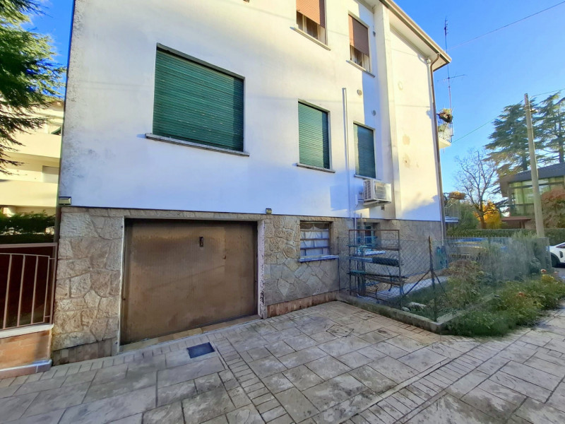 PORZIONE DI BIFAMILIARE – MADONNA PELLEGRINA – ULTIMO PIANO

Nel cuore del quartiere Madonna Pell...