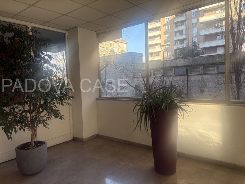 Palestro appartamento in ottimo contesto con servizio di portineria, piano secondo con ascensore ...