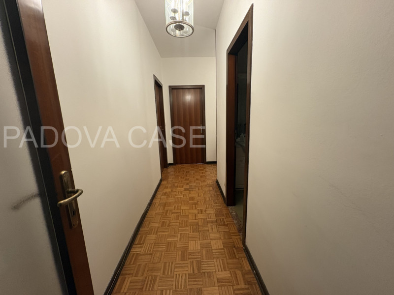 Palestro appartamento in ottimo contesto con servizio di portineria, piano secondo con ascensore ...