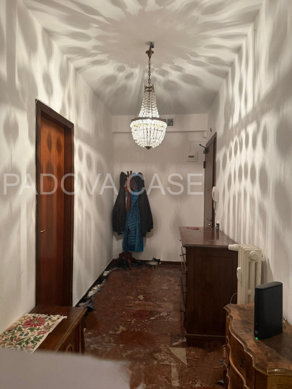 Palestro appartamento in ottimo contesto con servizio di portineria, piano secondo con ascensore ...