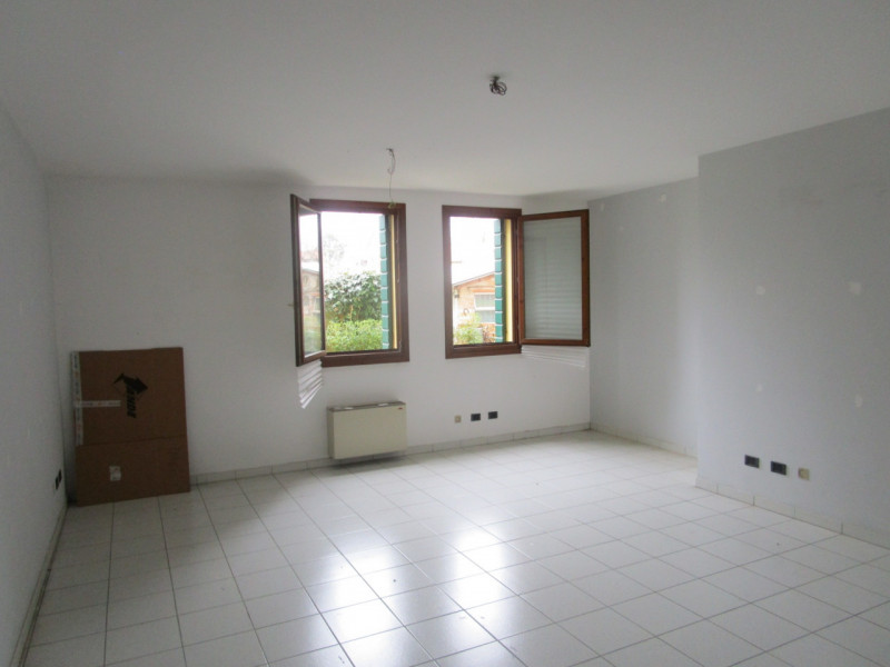 Scopri un'opportunità unica di affittare un ufficio luminoso e ben posizionato nel cuore di Fiess...