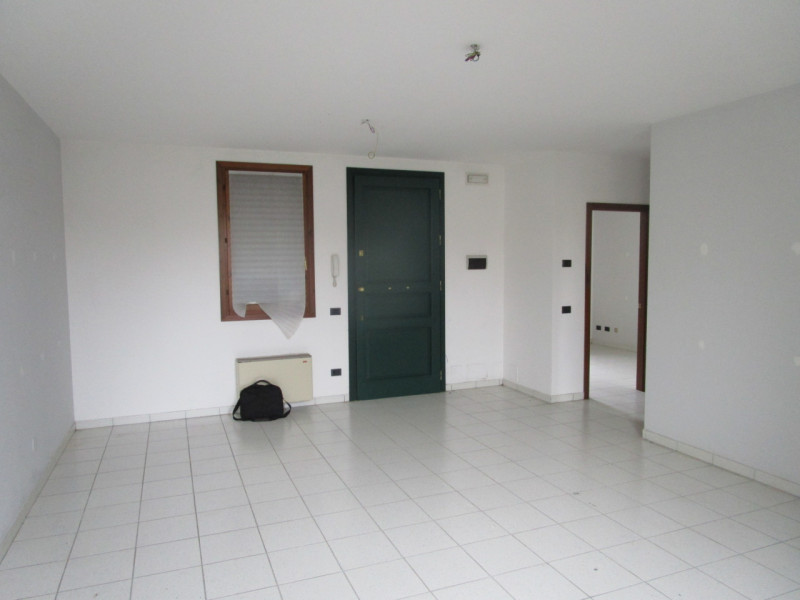 Scopri un'opportunità unica di affittare un ufficio luminoso e ben posizionato nel cuore di Fiess...