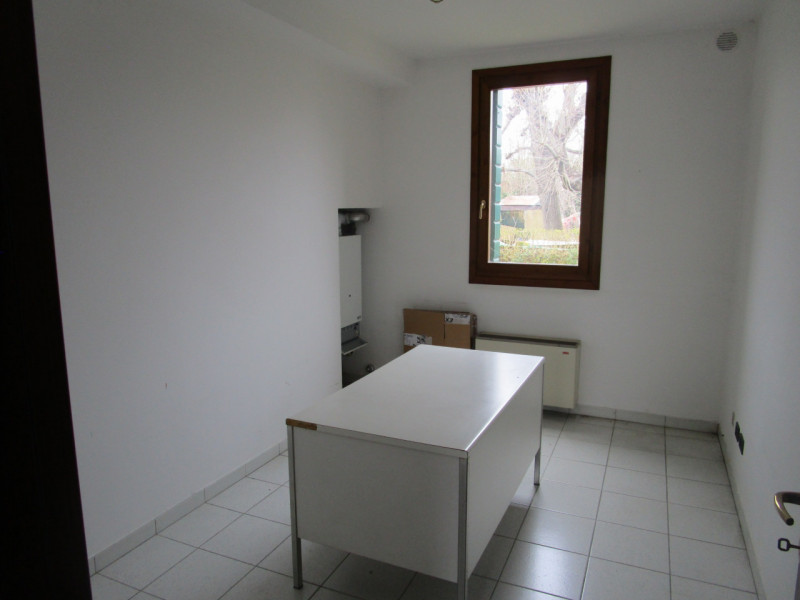 Scopri un'opportunità unica di affittare un ufficio luminoso e ben posizionato nel cuore di Fiess...