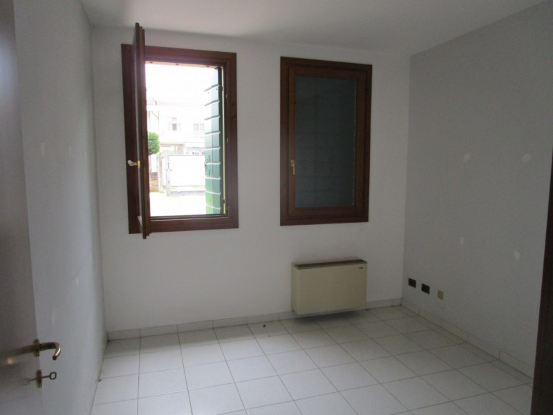 Scopri un'opportunità unica di affittare un ufficio luminoso e ben posizionato nel cuore di Fiess...