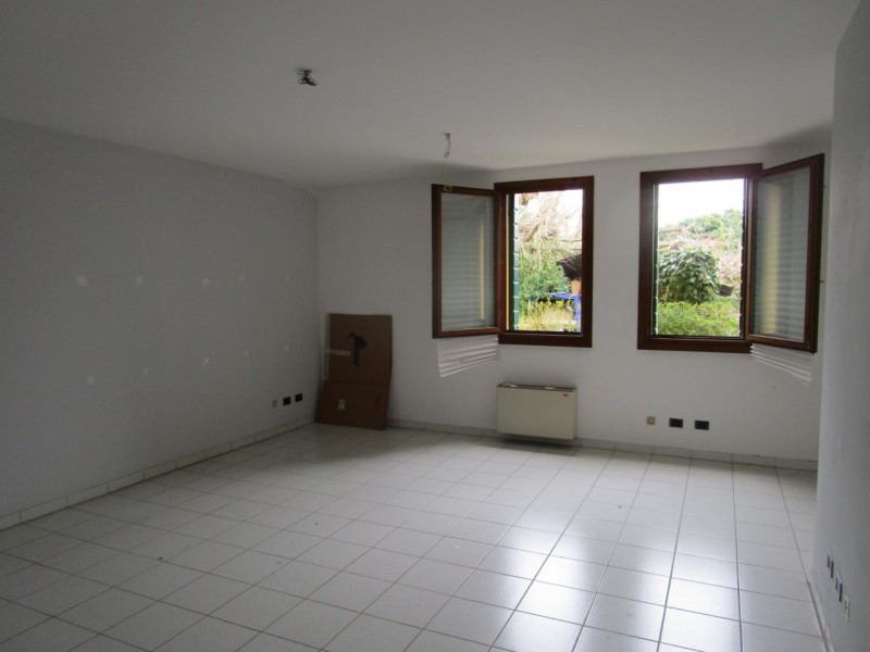 Scopri un'opportunità unica di un ufficio luminoso e ben posizionato nel cuore di Fiesso d'Artico...