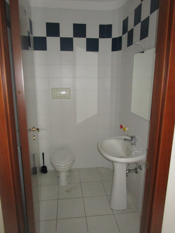 Scopri un'opportunità unica di un ufficio luminoso e ben posizionato nel cuore di Fiesso d'Artico...