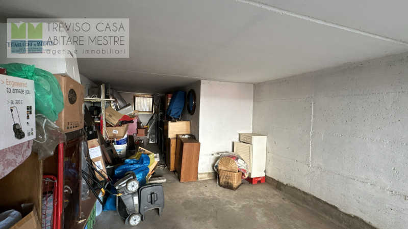PROPONIAMO IN VENDITA Garage chiuso livello seminterrato, con accesso dalla strada,  facente part...