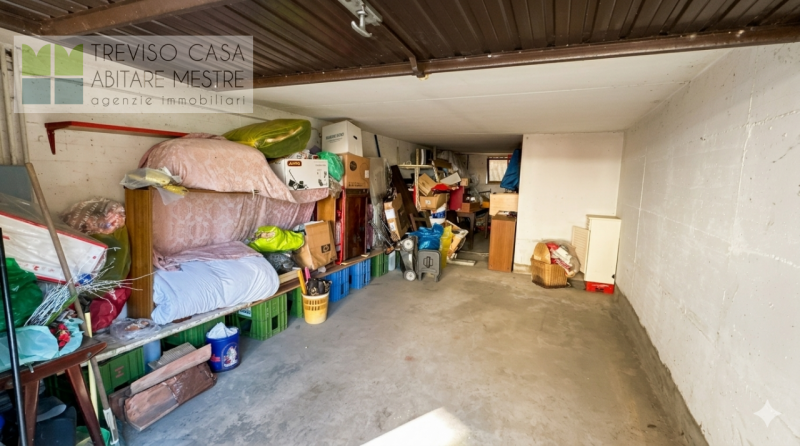 PROPONIAMO IN VENDITA Garage chiuso livello seminterrato, con accesso dalla strada,  facente part...