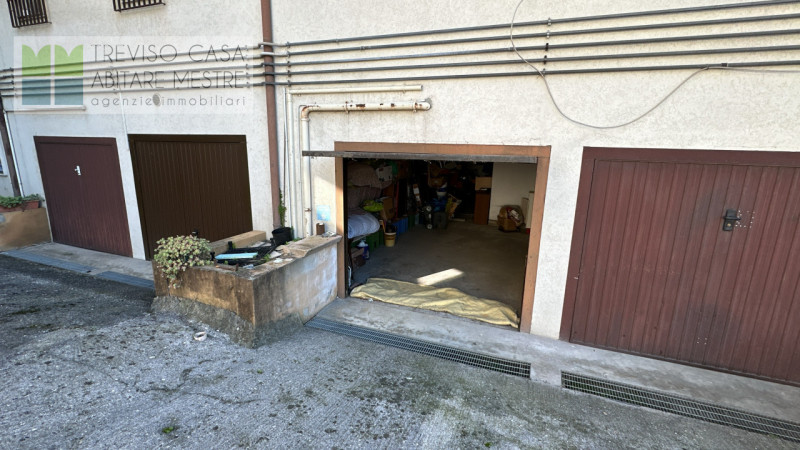 PROPONIAMO IN VENDITA Garage chiuso livello seminterrato, con accesso dalla strada,  facente part...