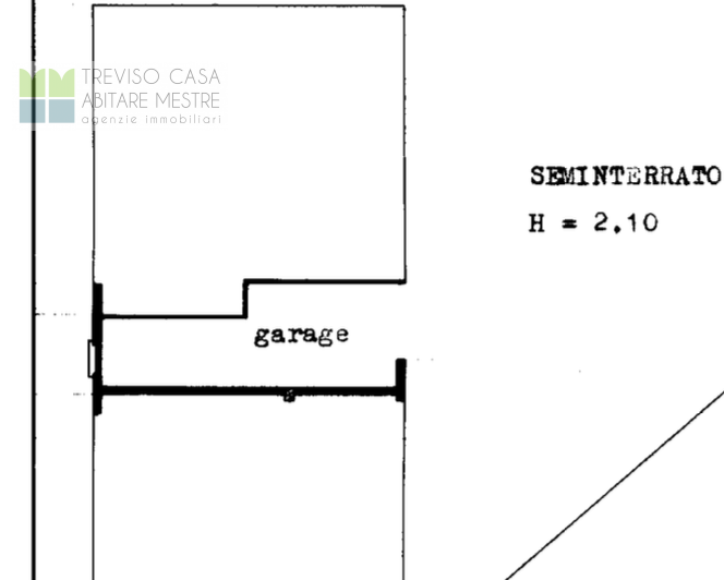 PROPONIAMO IN VENDITA Garage chiuso livello seminterrato, con accesso dalla strada,  facente part...
