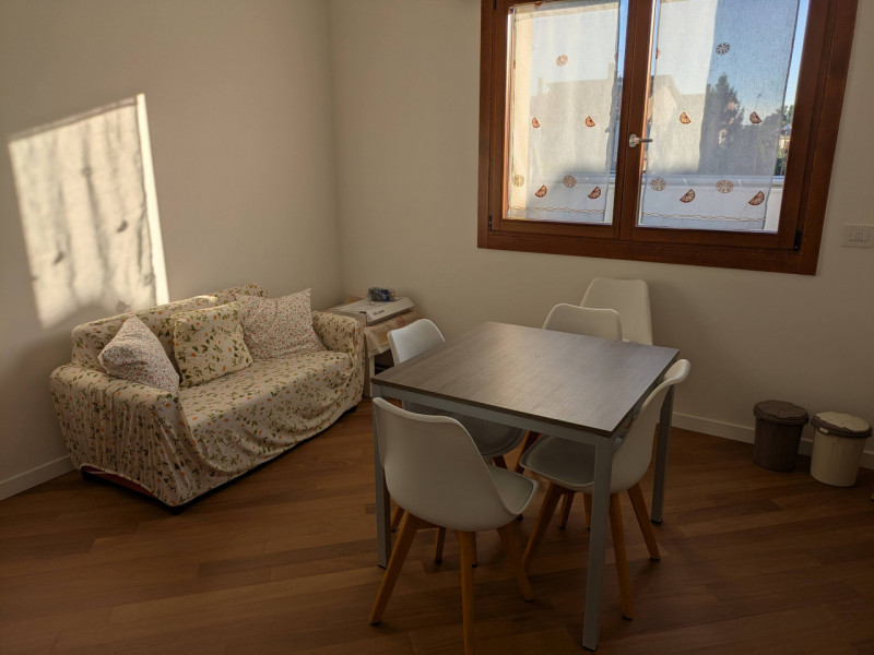 Questo bellissimo appartamento quadrilocale, situato al primo piano di una villetta singola appen...