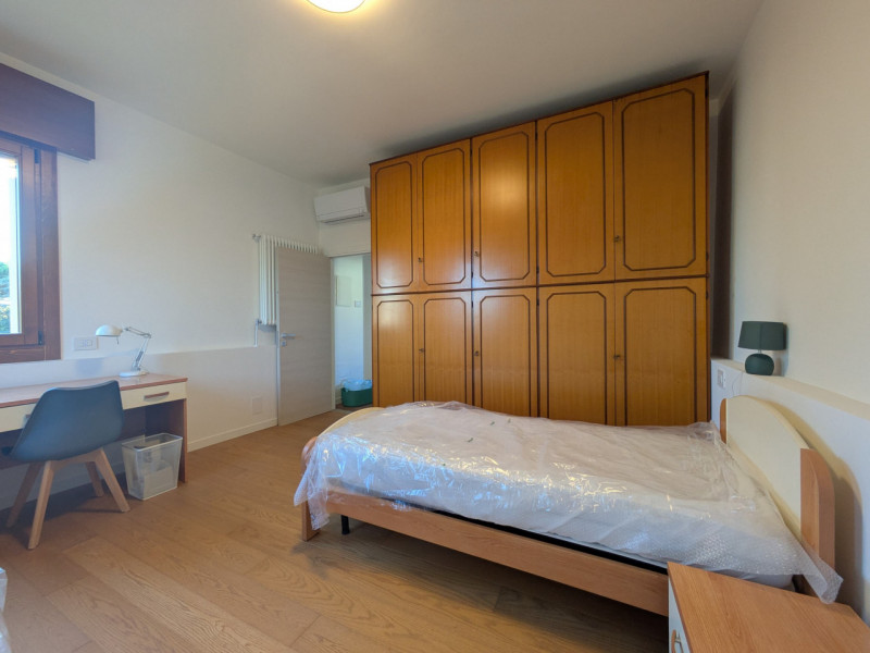 Questo bellissimo appartamento quadrilocale, situato al primo piano di una villetta singola appen...