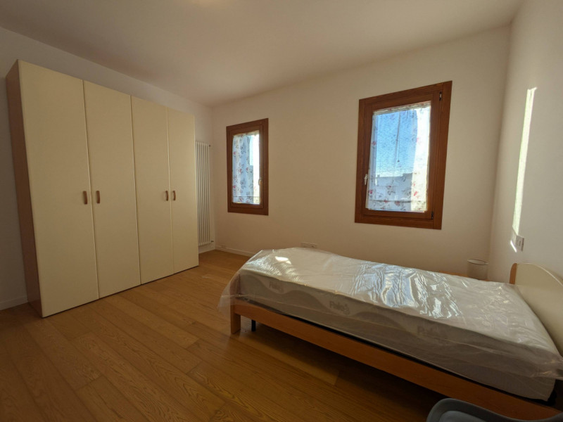 Questo bellissimo appartamento quadrilocale, situato al primo piano di una villetta singola appen...