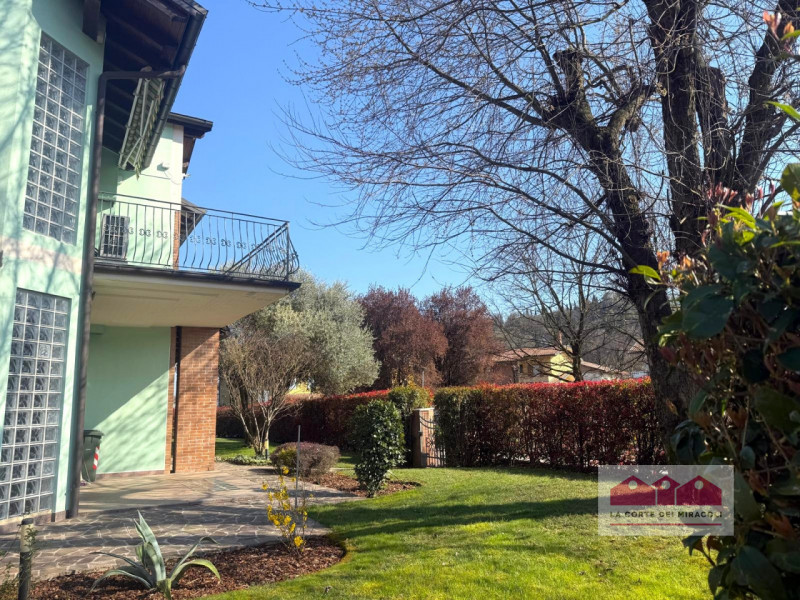 ISOLA VICENTINA: VILLA SINGOLA DIVISA IN DUE UNITA' ABITATIVE CIASCUNA DI DUE CAMERE, SOGGIORNO C...