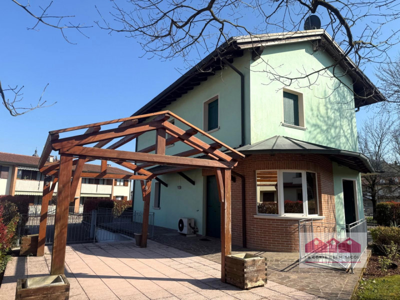 ISOLA VICENTINA: VILLA SINGOLA DIVISA IN DUE UNITA' ABITATIVE CIASCUNA DI DUE CAMERE, SOGGIORNO C...