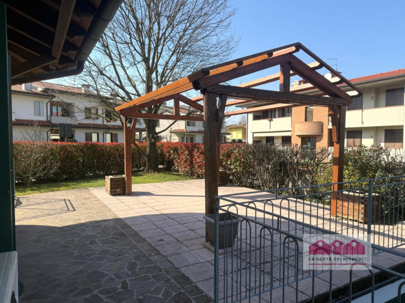 ISOLA VICENTINA: VILLA SINGOLA DIVISA IN DUE UNITA' ABITATIVE CIASCUNA DI DUE CAMERE, SOGGIORNO C...