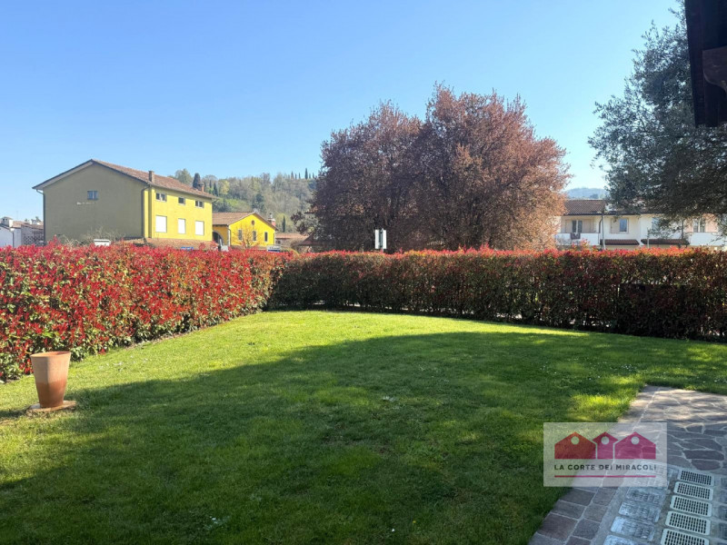 ISOLA VICENTINA: VILLA SINGOLA DIVISA IN DUE UNITA' ABITATIVE CIASCUNA DI DUE CAMERE, SOGGIORNO C...